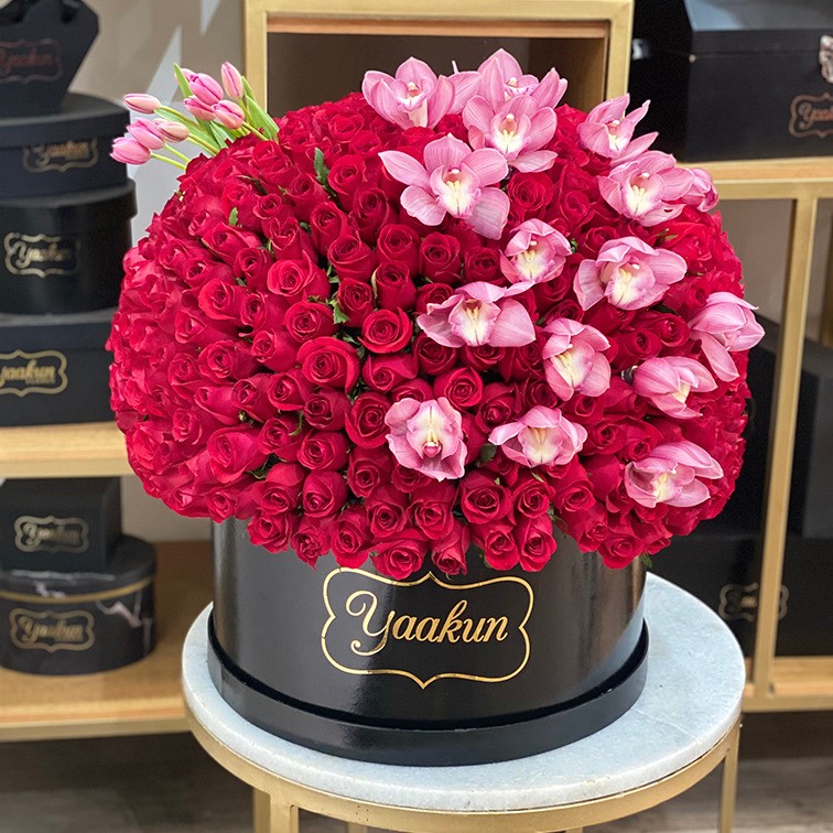 400 rosas en caja redonda maxi esfera tulipanes y orquídeas rosa