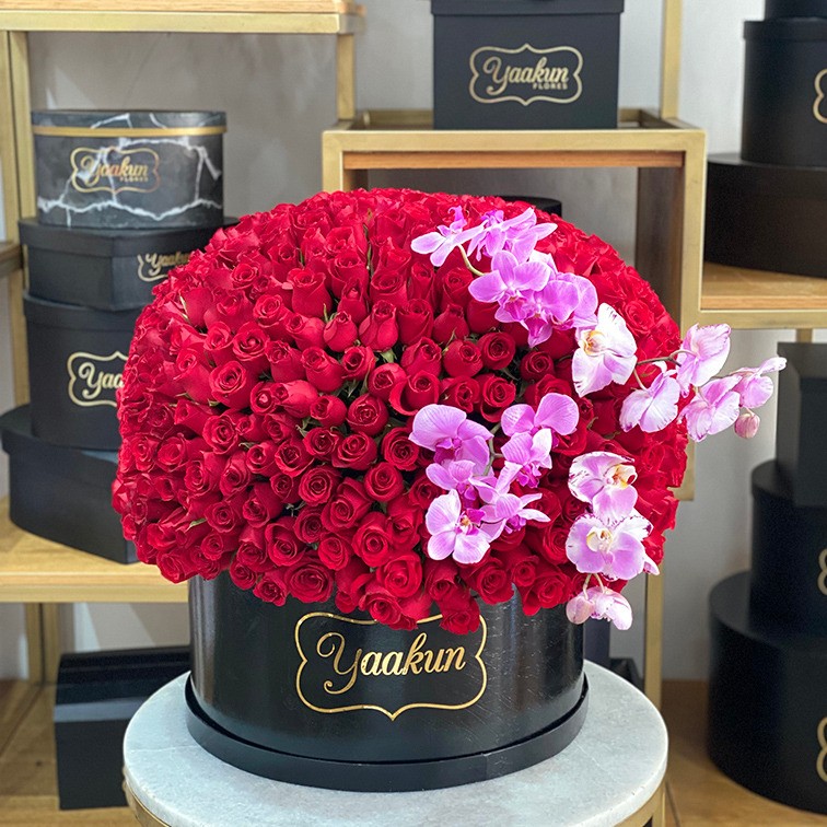 500 rosas en caja redonda maxi esfera con orquídeas lilas