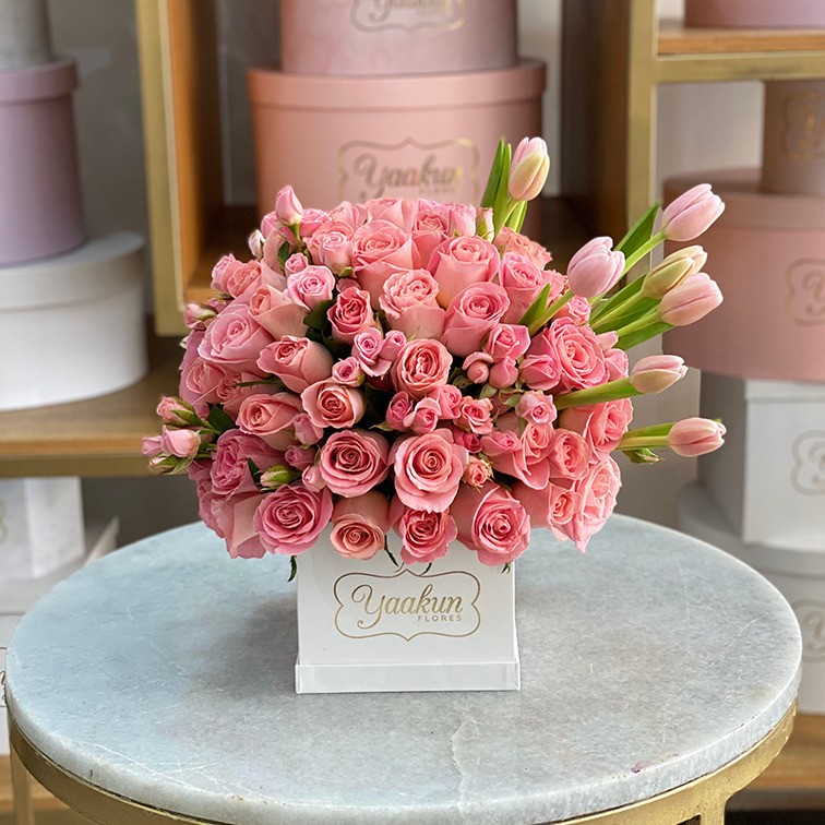 75 rosas hermosas & 10 tulipanes rositas en mini caja blanca lindo sentimiento