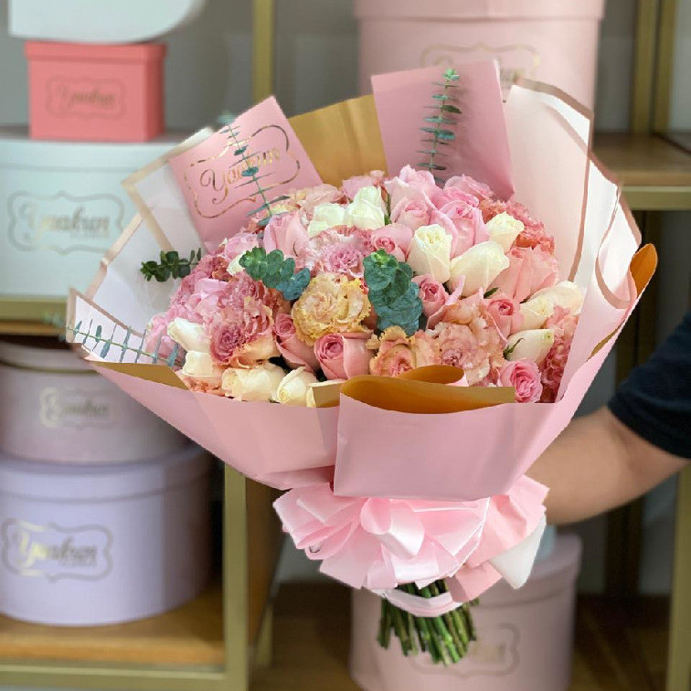 BOUQUET 50 ROSAS ROSITAS Y BLANCAS CON LISIANTHUS Y DÓLAR