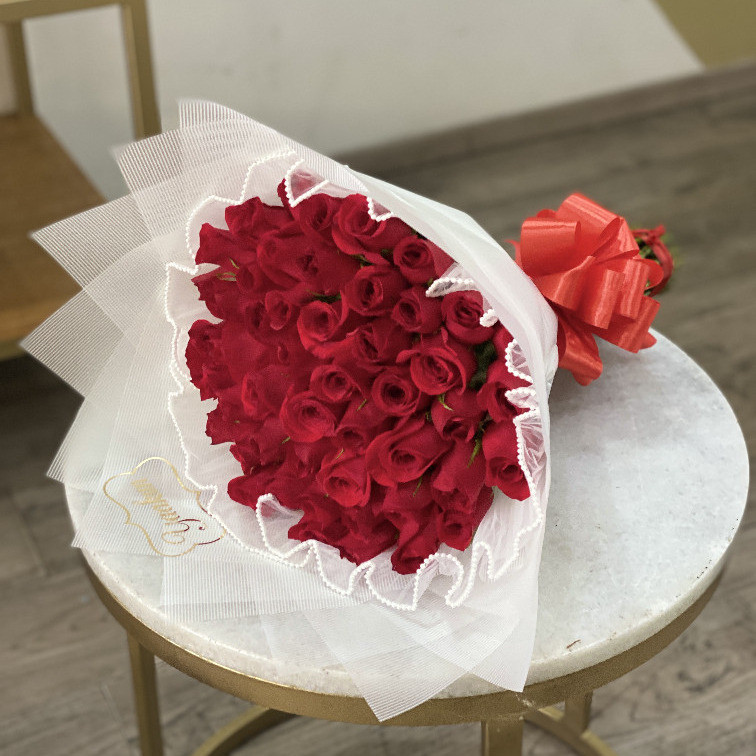 BOUQUET CON 75 ROSAS ROJAS MALLA Y PAPEL COREANO BLANCO
