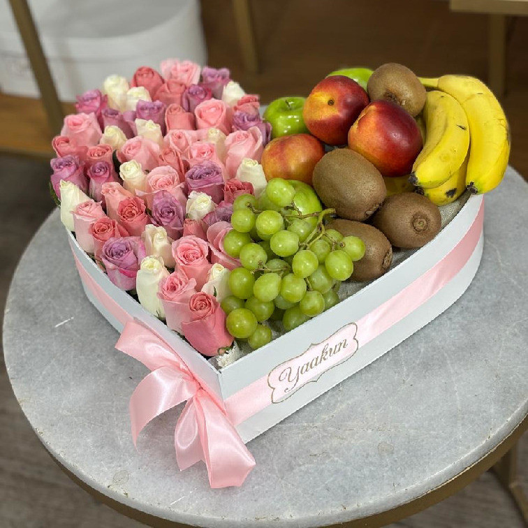 CAJA BLANCA DE CORAZÓN CON 50 ROSAS EN TONOS PASTEL & FRUTAL