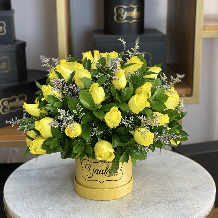 CAJA CIRCULAR MINI DORADA CON 40 ROSAS AMARILLAS