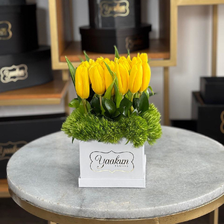 Caja mini cuadrada blanca con 20 tulipanes amarillos