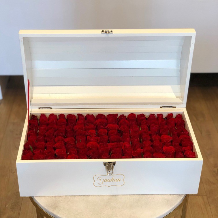 Cofre grande blanco con 130 rosas ras amor mio
