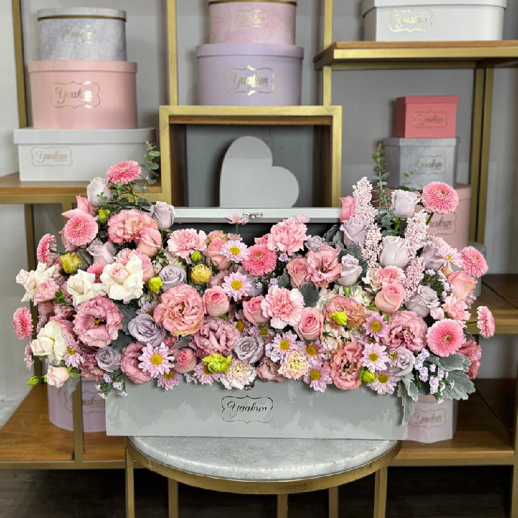 COFRE GRANDE BEIGE CON 50 ROSAS, EN TONOS PASTEL