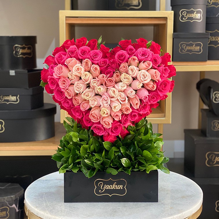 Corazón en escultura de 100 rosas en caja negra degrade