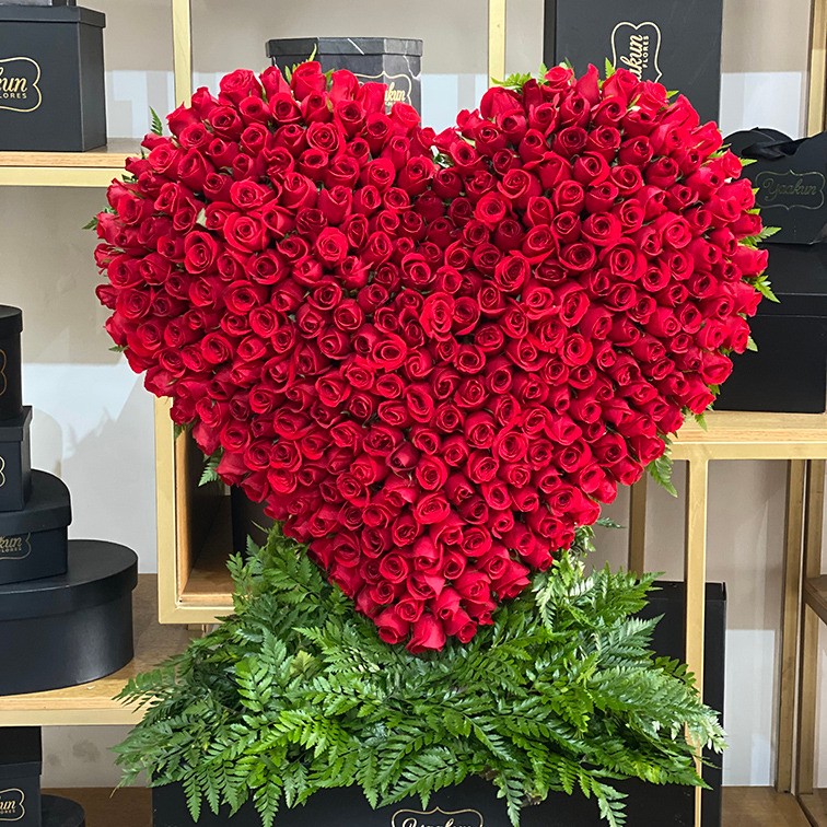 Corazón en escultura de 300 rosas rojas en caja negra