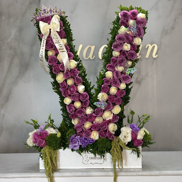 ESCULTURA DE LETRA CON ROSAS BLANCAS Y LILAS QUEEN & MARIPOSAS
