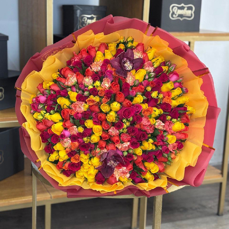 MAXI RAMO COLORIDO SON 150 ROSAS, CLAVEL & 2 ORQUÍDEAS