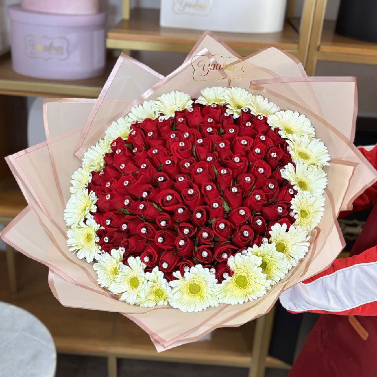 MAXI RAMO DE 100 ROSAS CON PÍNES Y CONTORNO DE GERBERA BLANCA CON PAPEL COREANO