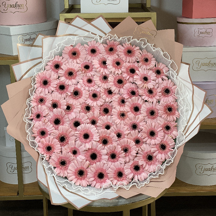 MAXI RAMO DE 60 GERBERAS EN TONOS ROSITAS CON MALLA Y PAPEL COREANO