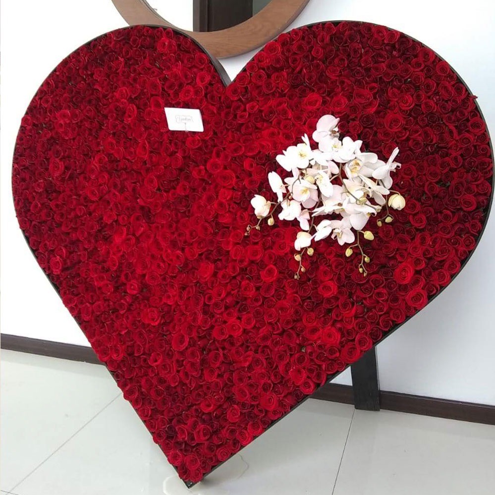 Mega corazón de 1000 rosas rojas y orquídeas
