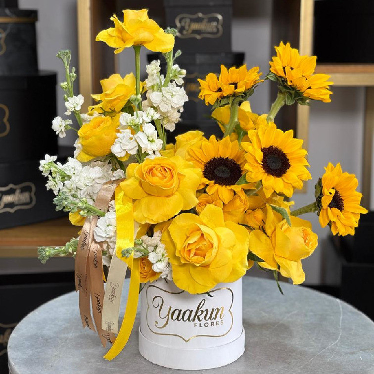 Mini caja circular blanca con 40 rosas, girasol y manthiola