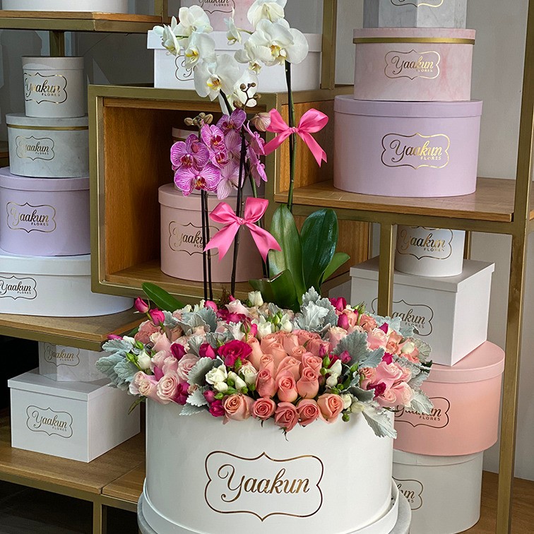 Orquídeas en caja grande blanca con rosas y follajes finos