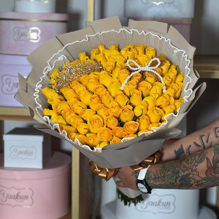 RAMO DE 100 ROSAS AMARILLAS QUEEN CON MAYA Y PAPEL COREANO