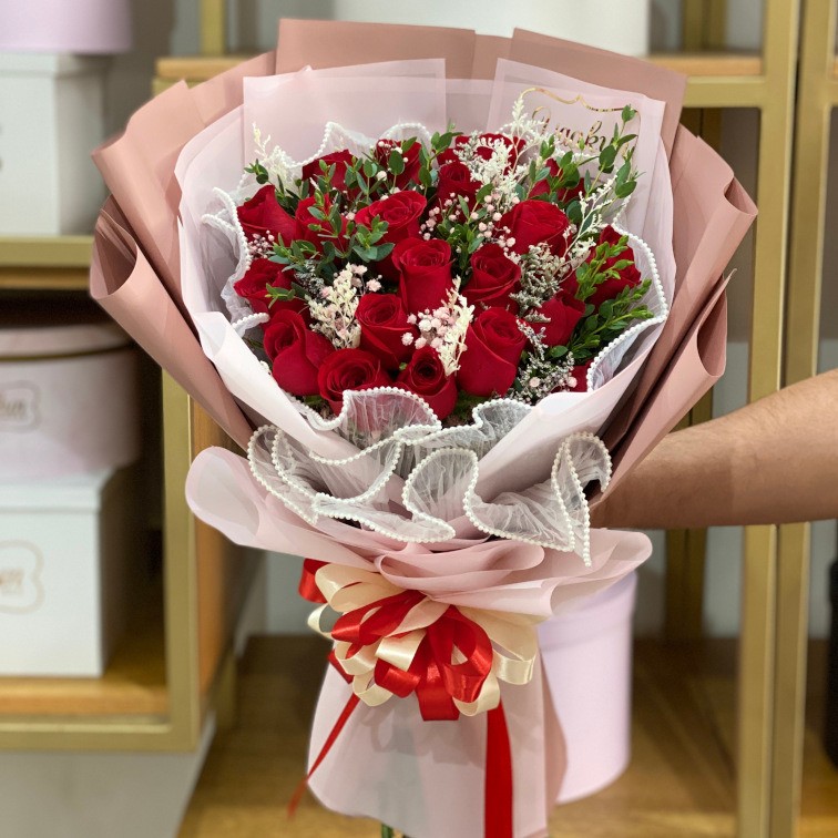 Ramo de 20 rosas rojas con follajes y papel coreano