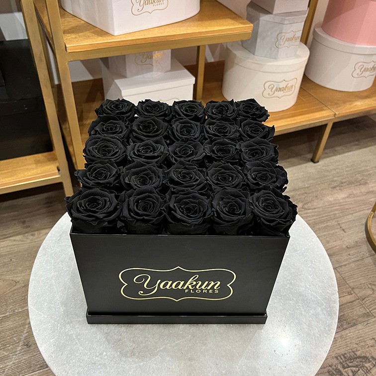 Rosas eternas caja cuadra negra con rosas negras