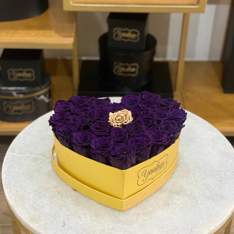 Rosas eternas en caja corazón dorado  con rosas purpura & gold