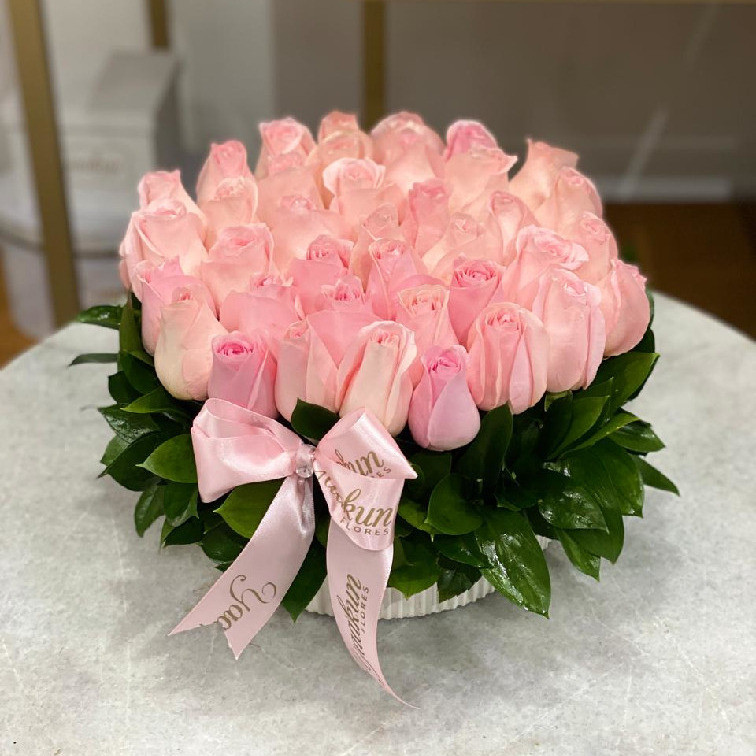 TAZÓN BLANCO PLANO CON 45 ROSAS ROSITAS