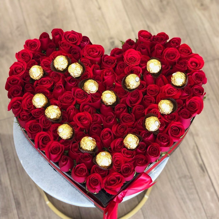 100 rosas rojas en caja corazón amor ferrero | Yaakun Flores