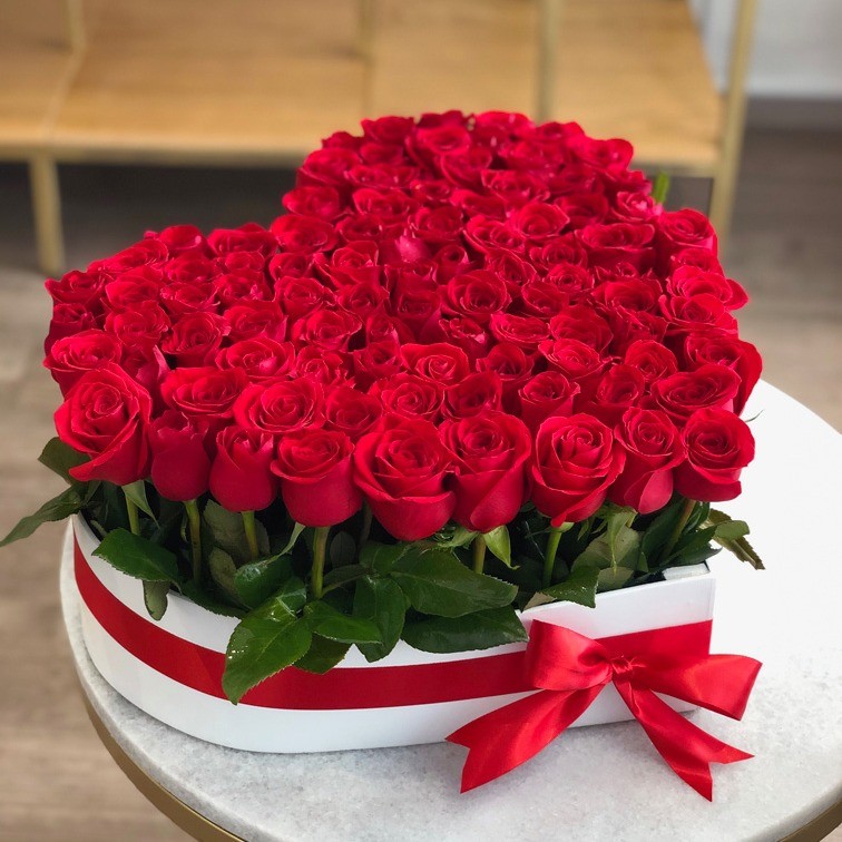 100 rosas rojas en caja corazón amor jardín | Yaakun Flores