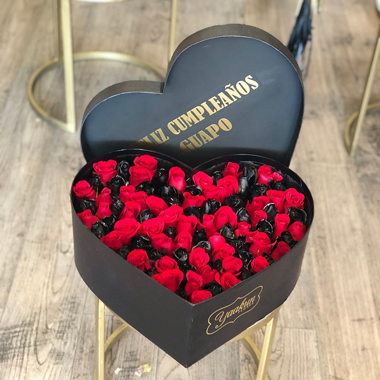 100 rosas rojas y negras en caja corazón negro con tapa | Yaakun Flores