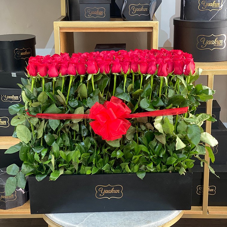 150 rosas rojas altas en caja jardín romántico | Yaakun Flores