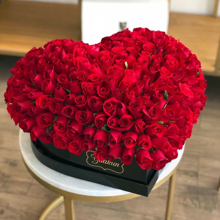 225 rosas rojas en caja corazón negro grande | Yaakun Flores