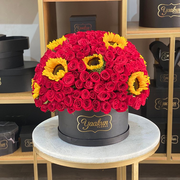250 rosas rojas & 12 girasoles en caja negra esfera lindo amor | Yaakun  Flores