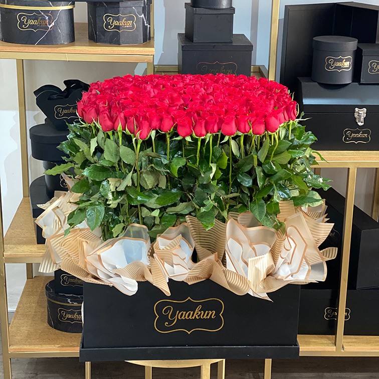 300 rosas rojas en caja negra con papel coreano amor mío | Yaakun Flores