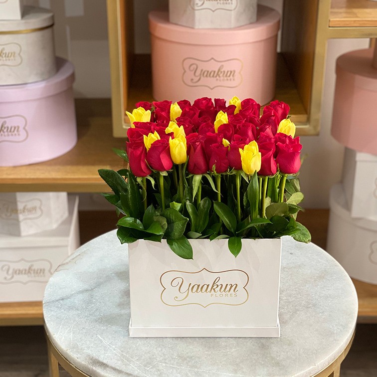 42 rosas & 10 tulipanes en caja blanca amor tulipan | Yaakun Flores