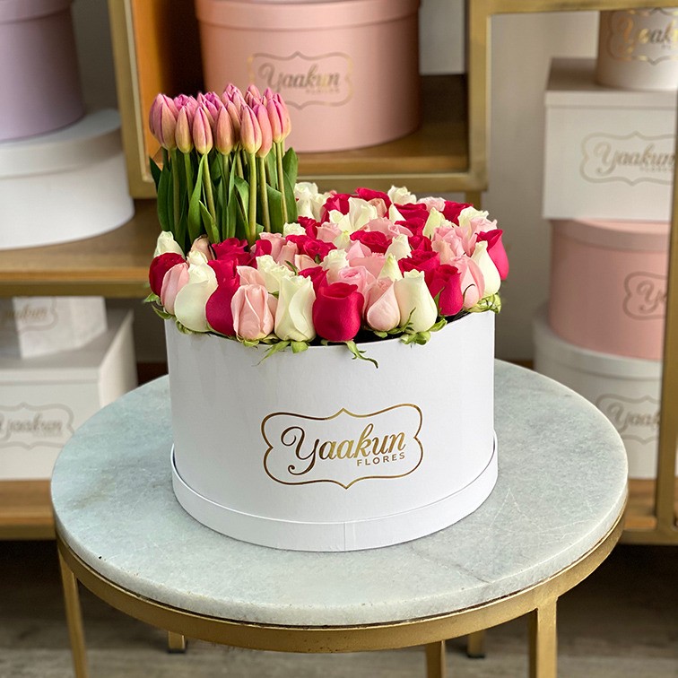 50 rosas & 30 tulipanes en caja redonda ilusión colores | Yaakun Flores