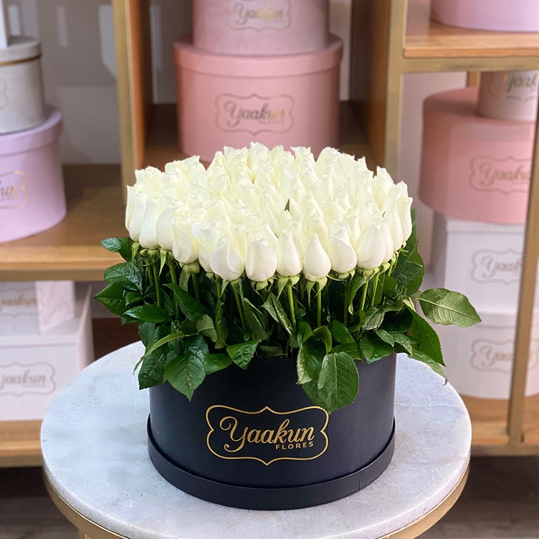 85 rosas en caja redonda altas bellos sentimiento blancas | Yaakun Flores