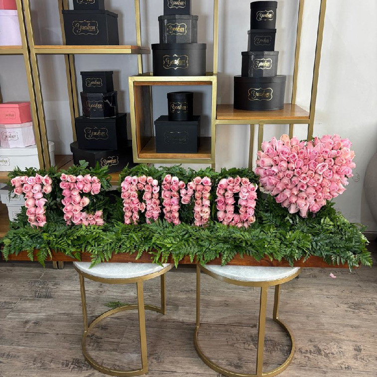 Arreglo en escultura de te amo con rosa rosita