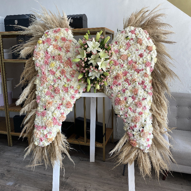 Arreglo fúnebre de alas con 200 rosas rositas y pampas