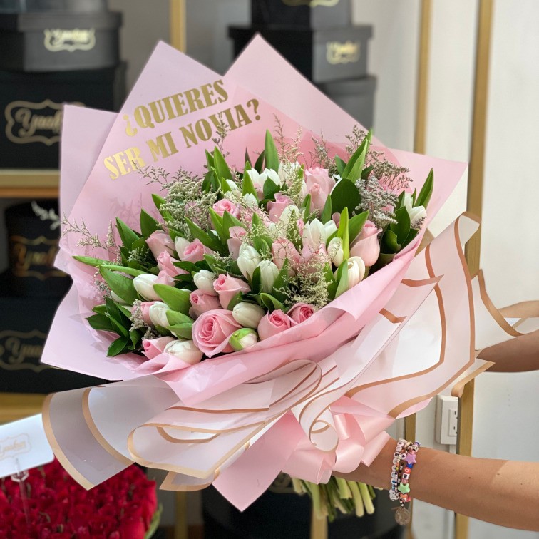Boquet con 40 tulipanes blancos y 50 rosas rositas con toques de caspia en papel coreano