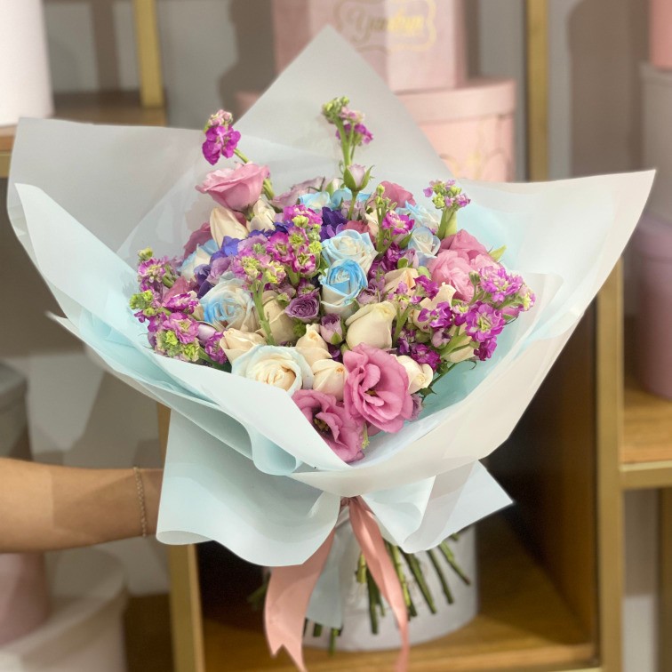Bouquet con 24 rosas, lisianthus y manthiola, hortencia y baby rose sen papel coreano