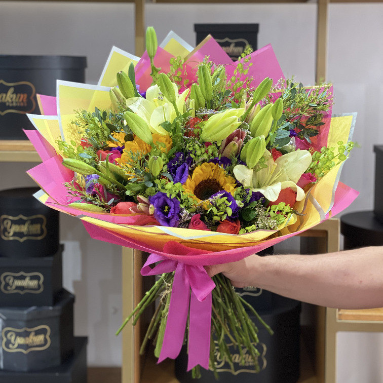 Bouquet con 25 rosas, lilis, lisianthus y follajes