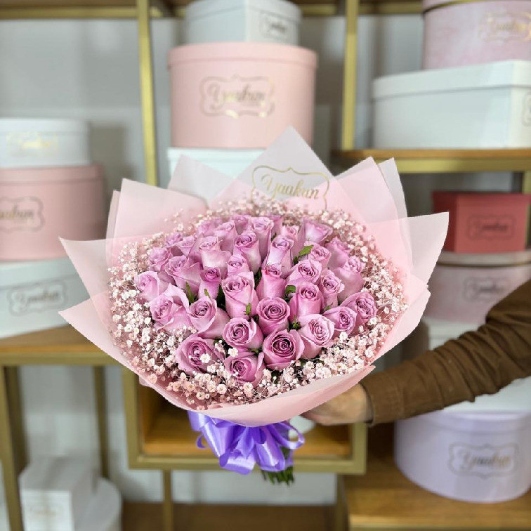 BOUQUET CON 50 ROSAS LILA Y GYPSO CON PAPEL COREANO