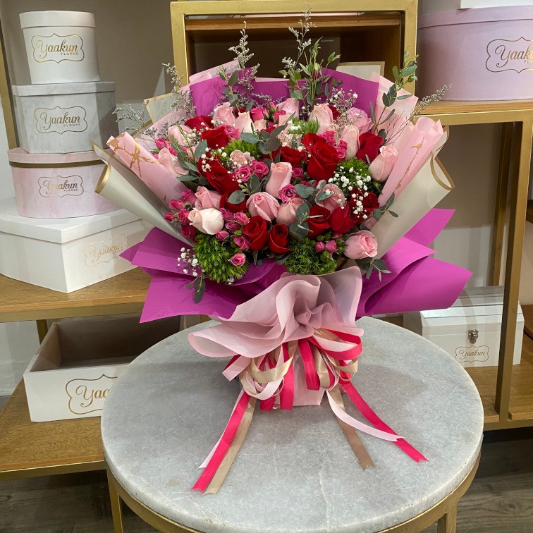 Bouquet con 50 rosas y follajes en papel coreano