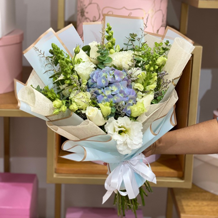 Bouquet con flores mixtas en tono blanco y azul