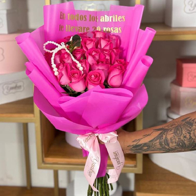 Bouquet de 20 rosas fucsias con papel coreano