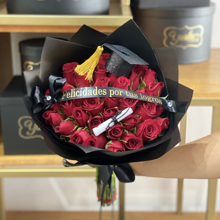 Bouquet de 36 rosas rojas congratulations con papel coreano