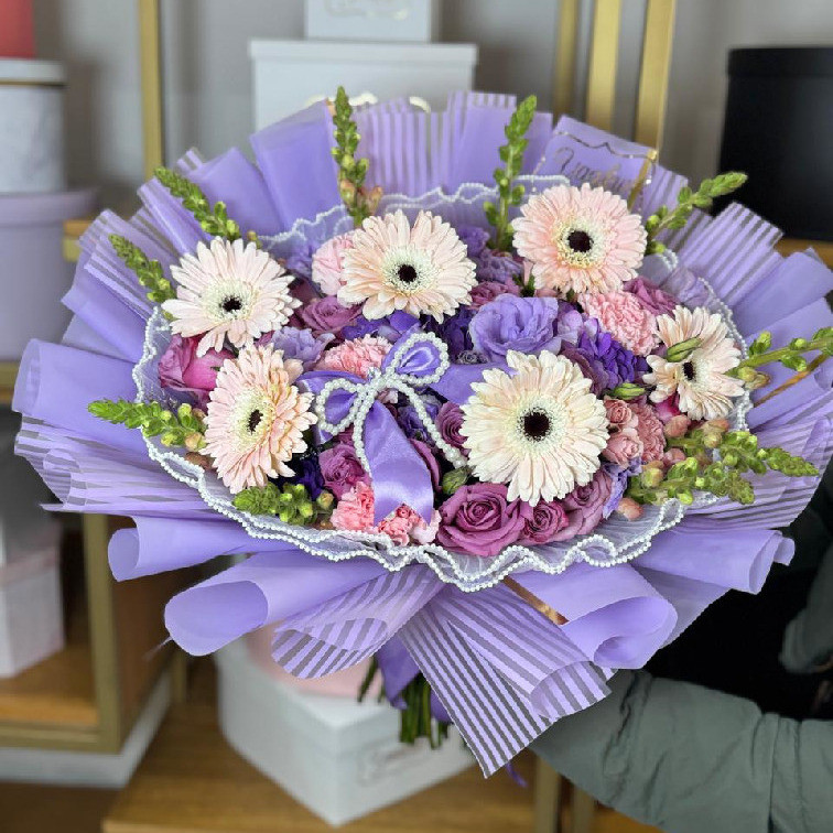 BOUQUET DE 50 ROSAS LILA, GERBERA, ROSITA, PERRITOS, LISIANTHUS Y PAPEL COREANO