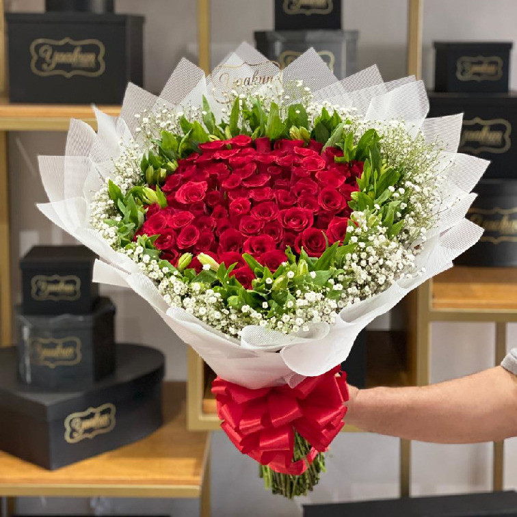 Bouquet de 50 rosas rojas con gypso y alstro y papel coreano