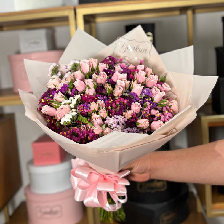 BOUQUET DE LETICIAS Y BABY ROSE CON PAPEL COREANO