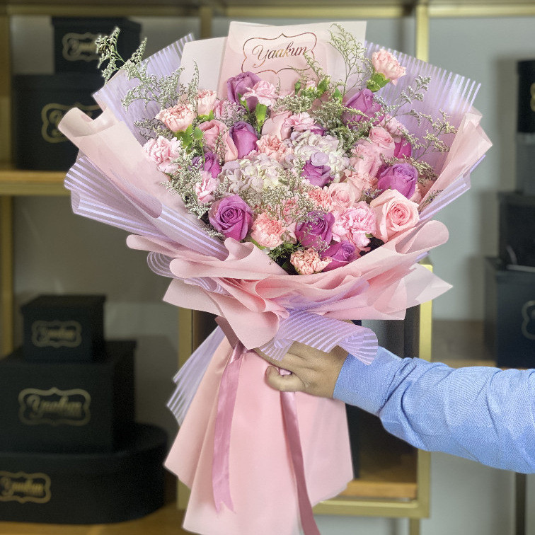 Bouquet en tonos rosas y lilas con papel coreano