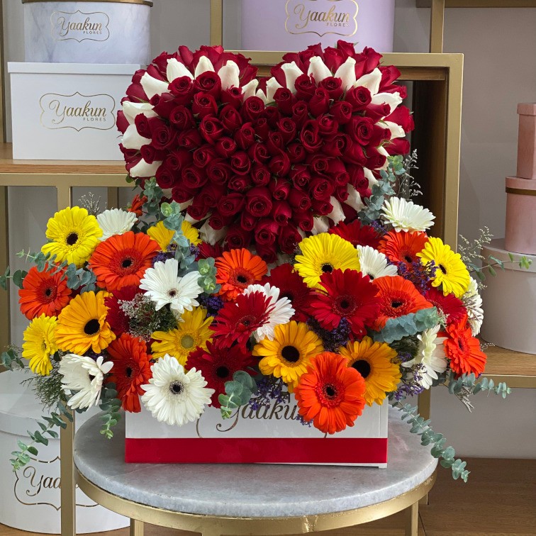 Caja blanca con un corazón de 150 rosas y jardín de gerberas