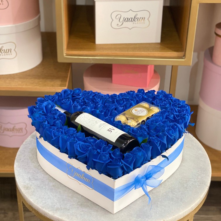 Caja blanca corazon con rosas azulez madero 3v & ferrero